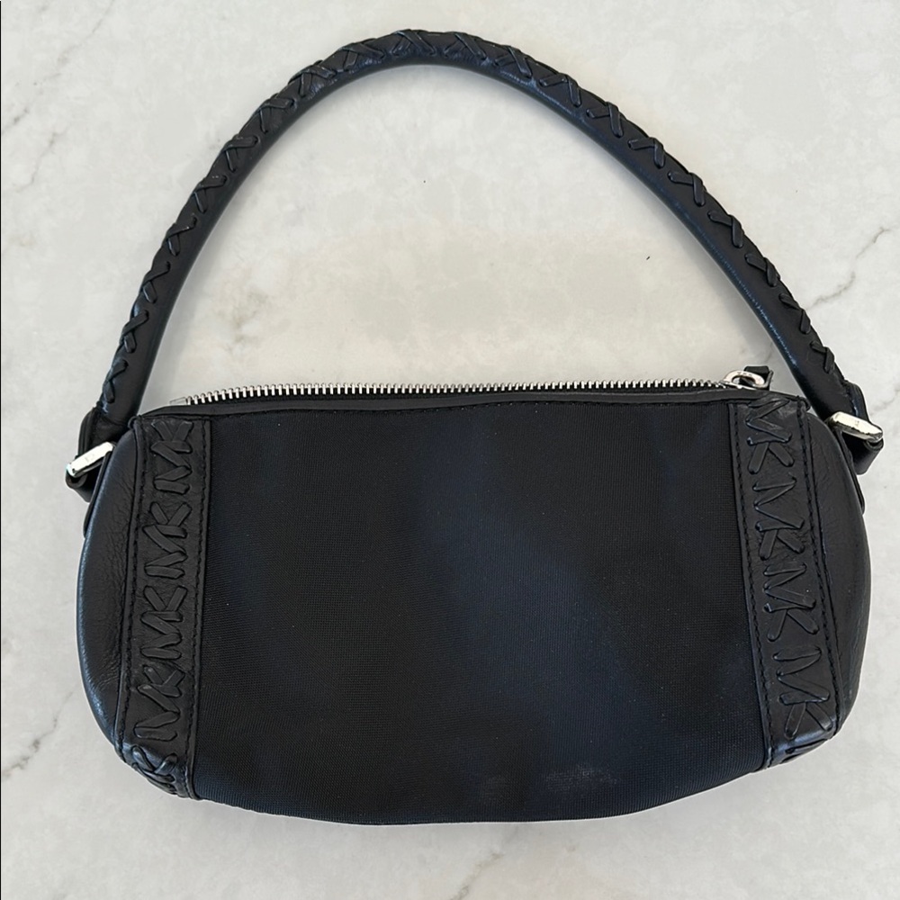 MICHAEL Michael Kors Black Shoulder Bag with Elegant Design and Textured Fabric